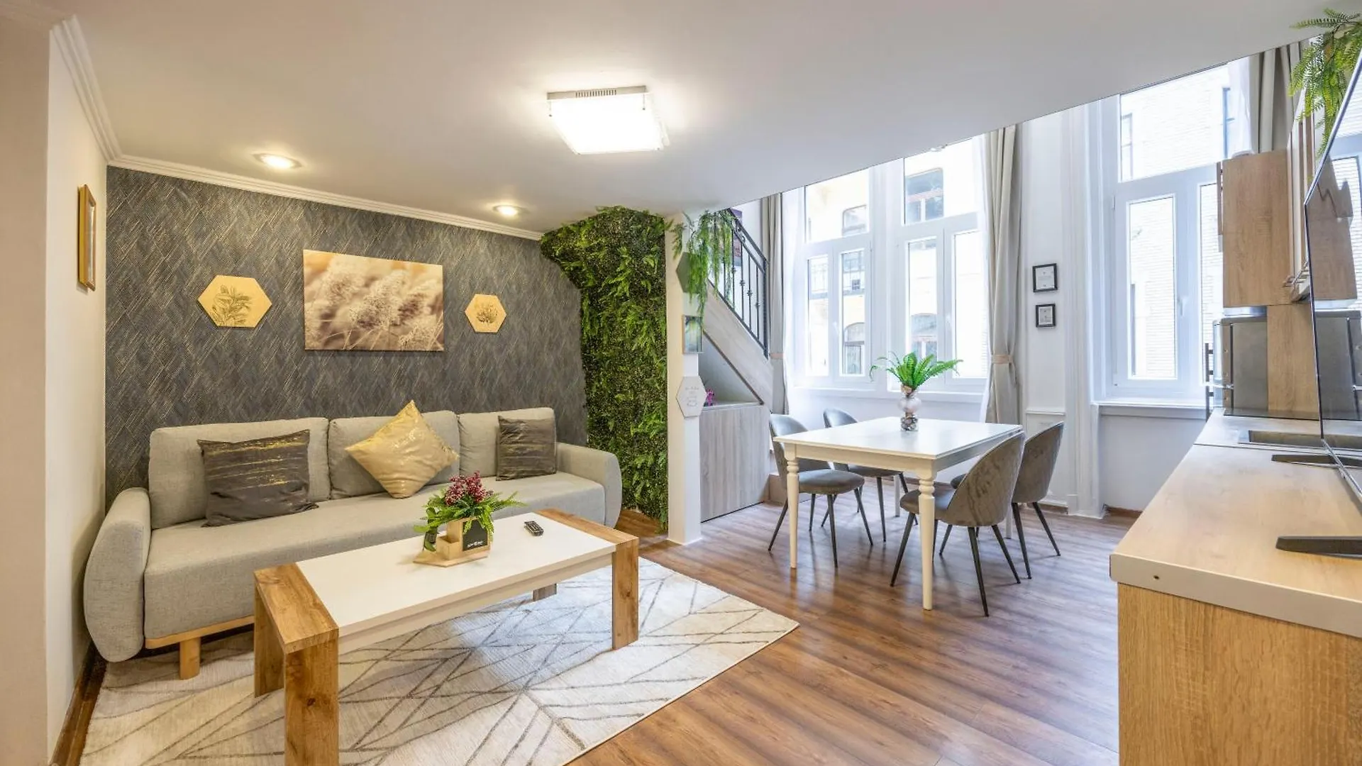 Central Cozy & Homy Apartment In The Heart Of Budapest contacts
